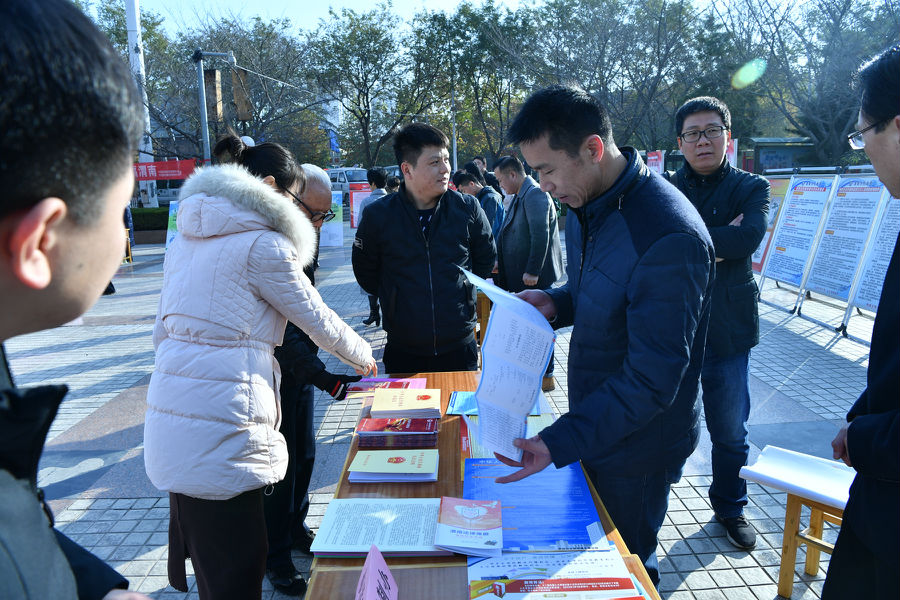 我委雷海波副主任為群眾分發(fā)資料