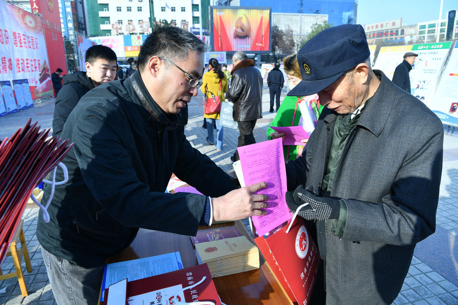 我委安延會(huì)秘書(shū)長(zhǎng)給群眾分發(fā)資料