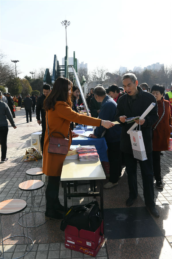 我委人員耐心解答疑問(wèn)